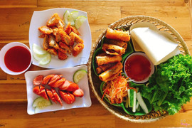 Ram + nem chua rán + xúc xích chiên