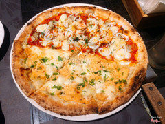 Pizza hải sản với gà cari