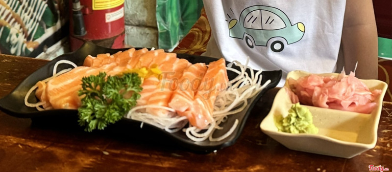 2 phần sasimi ít đến sợ luôn, giá rẻ nhưng chất lượng quá tệ