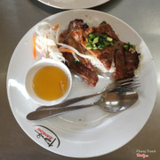 Cơm tấm ở đây ngon, thích nhất là sườn to và ướp đậm vị. Giá chỉ 38k cho suất ăn này