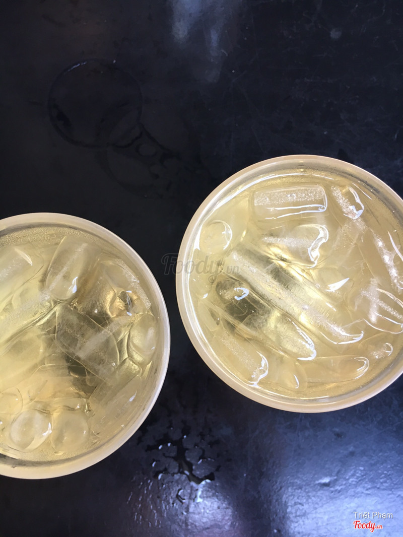 Hai ly trà miễn phí