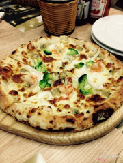 Pizza tôm và bông cải xanh