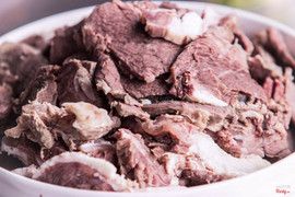 Quán bán các loại : bò giò chả tái bắp trứng. 