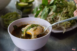 Có thêm món trứng chần nữa chứ