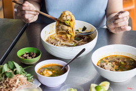 Tô đặc biệt với 3 phần, trứng, bắp tái, bò giờ chả