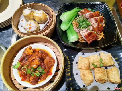 Dimsum xíu mại tôm, chân gà hầm tàu xì, tàu hủ ki bọc tôm chiên, mì vit quay.