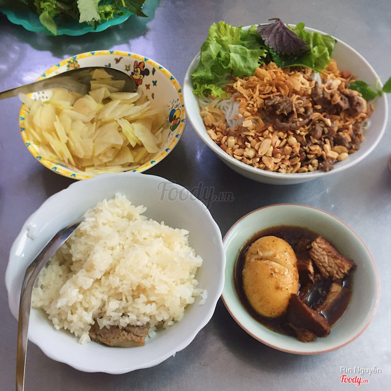 Xôi thịt pate trứng + bún bò Nam Bộ