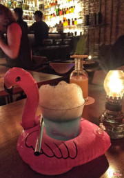 Trong hình là Blue Horse vị hơi chua 1 chút ngọt 1 chút nên mình có nhờ pha mạnh nhìu rượu hơn, ngon lắm, còn decor cute lạc lối nữa