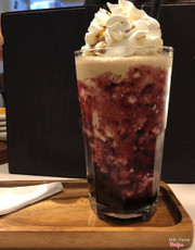 Ít có quán cafe ở Q1 có không gian ấm cúng, yên tĩnh thích hợp để đọc sách, nghe nhạc và hẹn hò với bạn bè. Ngoài ra, phòng ban công ở tầng 1 là nơi bạn có thể chia sẻ, trao đổi kiến thức với các doanh nhân trẻ và tài giỏi. Hãy hẹn hò ở trên sân thượng nhé, đừng quên thưởng thức cơm và món ăn ở đây. Vị rất đơn giản, mang “Đậm Chất Thơ Ấu” đúng nghĩa “Gia Đình”☕️ 25/65 Nguyễn Bỉnh Khiêm, P.Bến Nghé, Q1 - TPHCM. 📞 0919-293-329 