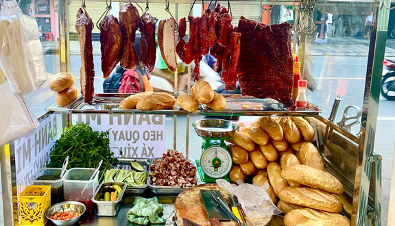 Bánh Mì Heo Quay Xá Xíu Phú Đạt - Xóm Đất