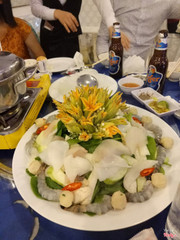 Lẩu riêu cua ăn với miến