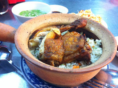 
Cơm Thố Gà Quay Xối Mỡ