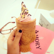 Bánh kem cá vị dâu. Ăn mấy lần rồi nhưng chưa rình được vị socola T_T cửa hàng ngay mặt đường dễ tìm lắm, cạnh bến xe bus. Kem ăn ngon, vỏ bánh nóng, giòn, dầy, su kem bên trong ăn hơi ngọt. Ai thích ăn ngọt thì chắc mê :)) giad trung bình 35k-40k