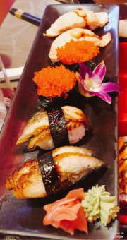 Sushi lươn + trứng cá chuồn + cá hồi khò lửa