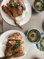 Ăn cũng được gi&#225; n&#224;y th&#236; hơi đắt, 2 đĩa cơm g&#224; 240k, mai mốt n&#234;n hỏi gi&#225; trước khi ăn