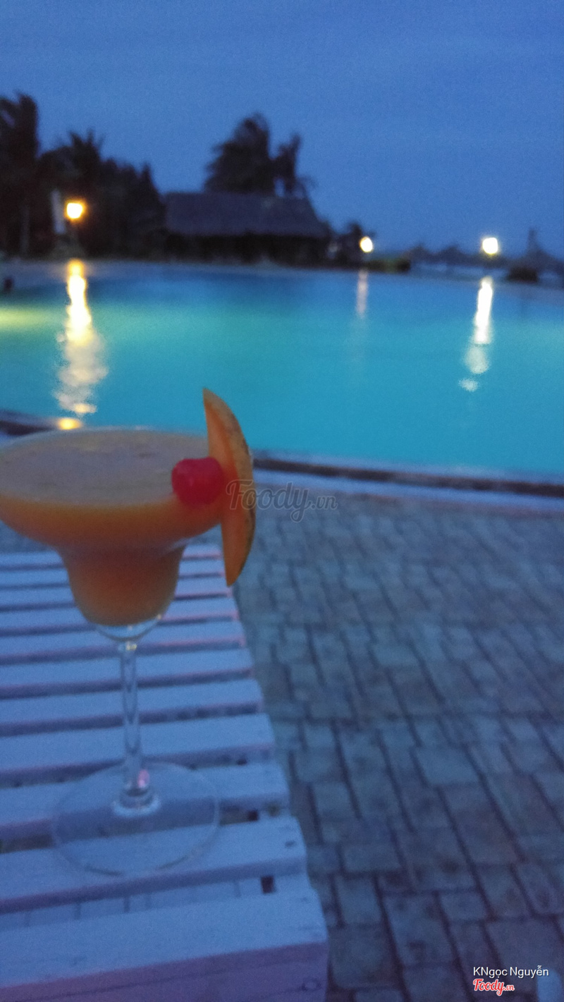 1 ly mango magarita nhưng xoài nhiều quá rượu ko nhiều , bé phục cụ có vẻ ko biết pha 