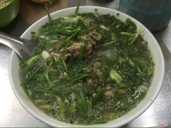 Phở ở đây thì quá nổi tiếng rồi, phở ngon và đầy ắp bò. Mình hay đi ăn 2 người thường gọi 2 bát phở bò và 1 bát gân bò. Mình cũng hay gặp người nước ngoài ăn ở đây. Giá cả cũng rất ok