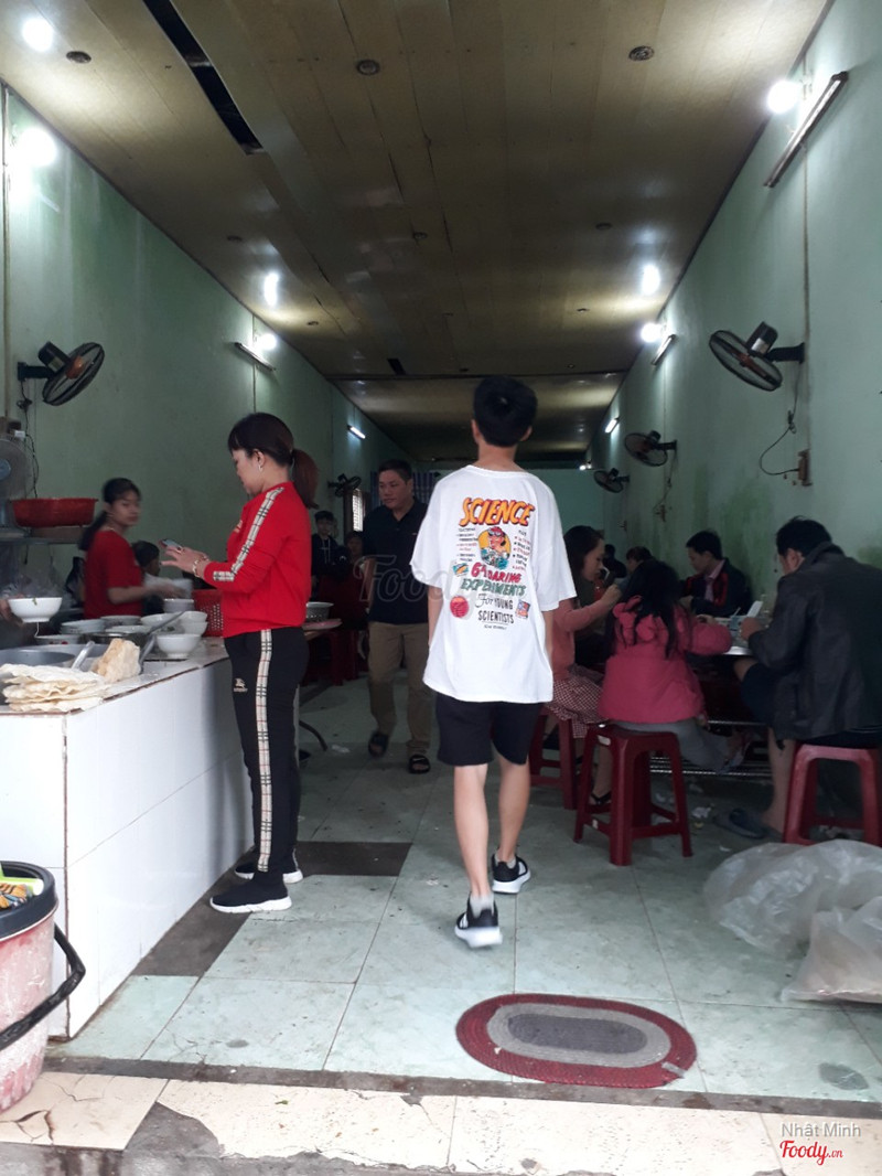 Không gian cũ kĩ của quán 😥