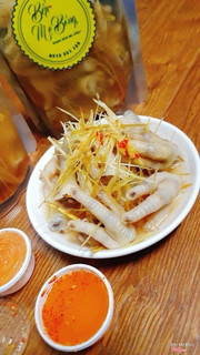 Mưa lạnh quá huhuuu 😥 Em trở thành cô bé bán chân gà dạo đây ạ: 📣 "Ai mua chân gà hông nào.. Mua chân gà sả ớt điii" Mọi người ủng hộ cho em nhanh hết hàng để còn được chui vào chăn ấm đệm êm ạ 😌 ----- 🔊 Bếp Mẹ Bông - Ngon như Mẹ nấu 📲 0912.35.1139 / 093.600.4441 🏠 411 Bạch Mai - HBT - Hà Nội