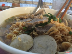 Có cả mì nước lèo bò nữa.