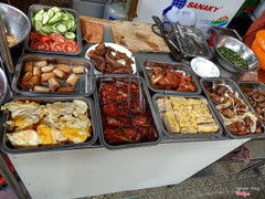 Cơm ngon, sạch sẽ, khách rất đông quán phục vụ từ 9h30 sáng đến 1h30 chiều ngoài những món như sườn bì chả ốp la còn bổ sung những món ăn dành cho cơm phần các bạn vừa có thể ăn cơm tấm với những món ăn như thịt kho tiêu, cánh gà chiên mắn, trứng đúc thịt...Tất cả món ăn chuẩn vị bắc nói chung là ngon 