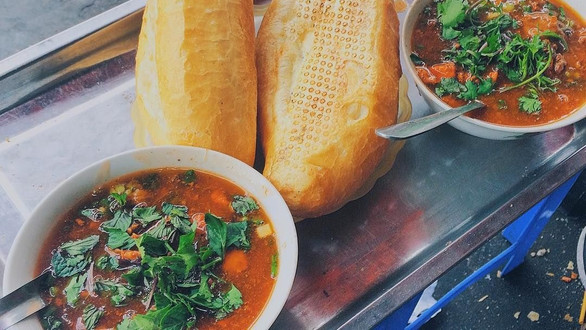 Bếp Nhà Ủn - Bánh Mì Sốt Vang