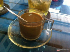 ...cafe sữa nóng.. có khách uống trà đá