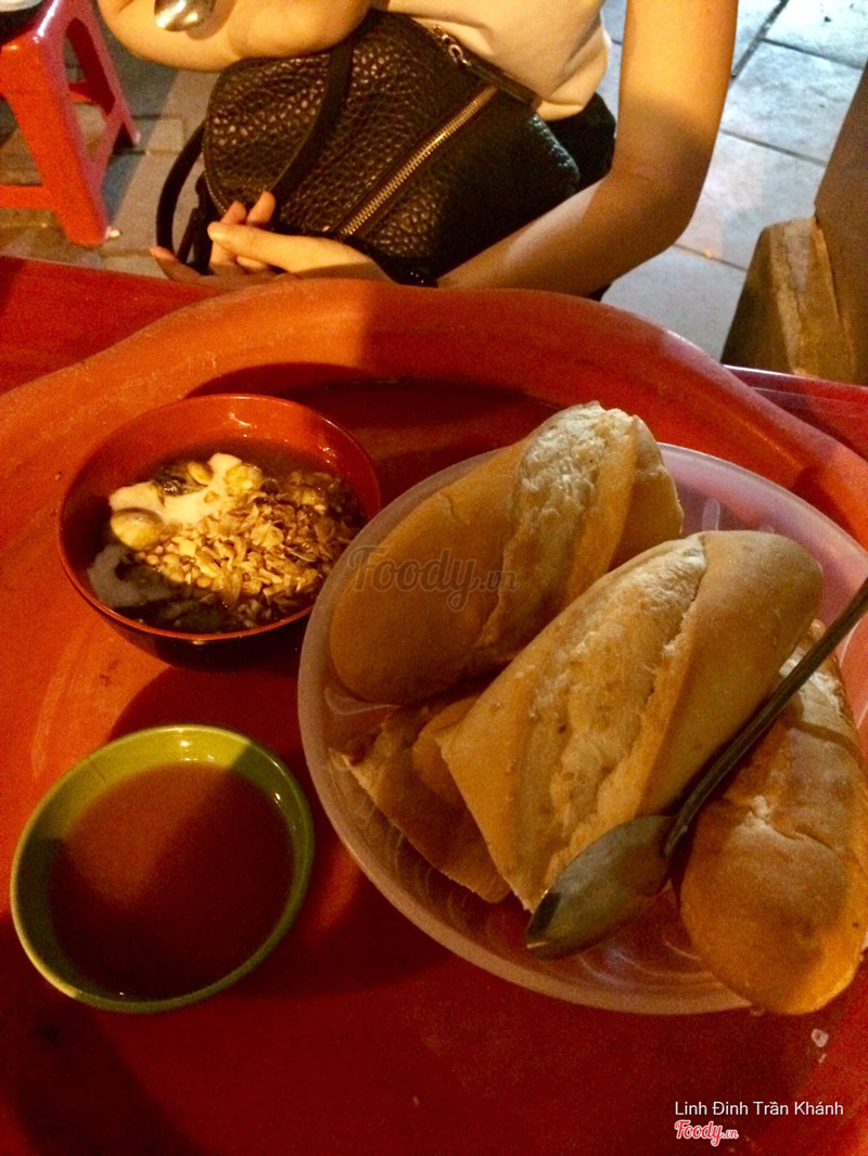 Cút lộn xào me - bánh mì