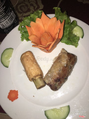 Món khai vị chạo tôm với chả giò