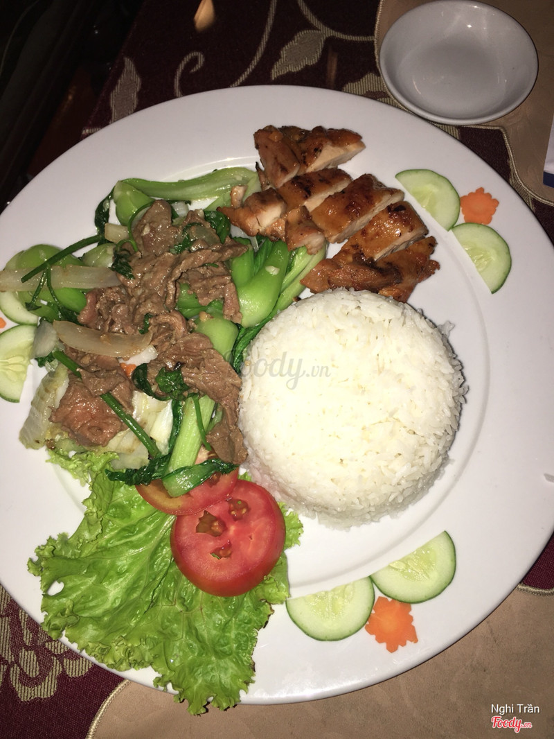 Cơm gà nướng & bò xào của guide