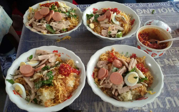 Quang Hiến - Xôi, Bún Chả & Bánh Cuốn Nóng