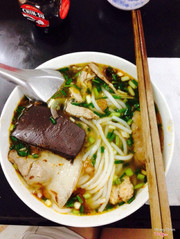 Bún bò Huế. Ăn ngon và đầy đủ lắm nhé