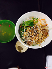 Bún bò nam bộ, ăn rất ngon nhé. Quán trông bình dân thôi nhưng mình thấy ăn món nào cũng ngon, phục vụ cũng rất nhanh nữa