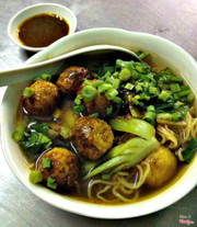 Tên món ăn: Mì cá viên cà ri Mô tả: Tô mì khá chất lượng, ăn kèm với cà ri vị càri kiểu Hongkong, lạ miệng, nước chấm sate ngon Giá 40k