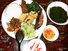 1 suất 30k đầy đủ ( có cả canh + nước mắm )