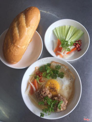 Bánh mì xíu mại + trứng :20k ( không trứng 15k)