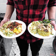 Cơm Tấm sườn thịt 35k, Cơm gà Hải Nam 40k. Cơm ăn ngon, quán sạch sẽ , thịt ướp ngon k quá ngọt. Thịt gà xé đủ ăn , cơm vàng nấu cực ngon. Một suất có thể no , ai ăn nhiều có thể ăn 2 suất. Cô chủ vui tính, cô vừa bán vừa cho, xin tí rau, tí canh, tí dưa, tí cơm mà cho ăn k hết, còn đc uống trà sâm dứa free nữa. Ăn ghiền mãi k chán, love ❤️