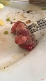 medium-rare á??? Cái này sống tới mức còn nghe tiếng con bò nó kêu -.- mà thịt tái nhỡn, ko tươi, kinh !!!!
