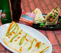 M&#243;n ăn lạ phết, ăn b&#225;nh Burrito kiểu Mehi c&#244; cũng chill chill phết