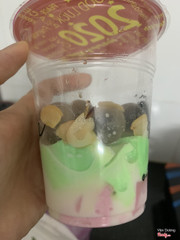 Lần đầu tiên mua được ly chè Khúc Bạch nhìn k biết Khúc Bạch như vậy luôn