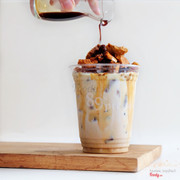 dalgona latte: latte có thêm kẹo dalgona đường cháy phủ lên trên