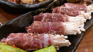 Bò cuộn nấm kim châm 99k