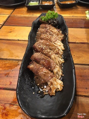 nò cuộn nấm kim châm nướng