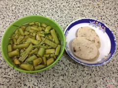 Chén rau nhút-chả thêm