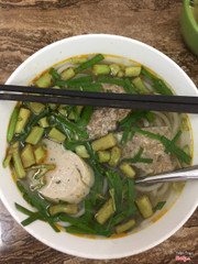 Canh bún. 2 cua 1 chả