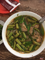 Cánh bún ăn cũng được. Mình ko ăn chả nên tô toàn cua. Nói chung ai chưa ăn thì nên ăn cho biết. Nước lèo chỗ này ko giống chỗ khác lắm