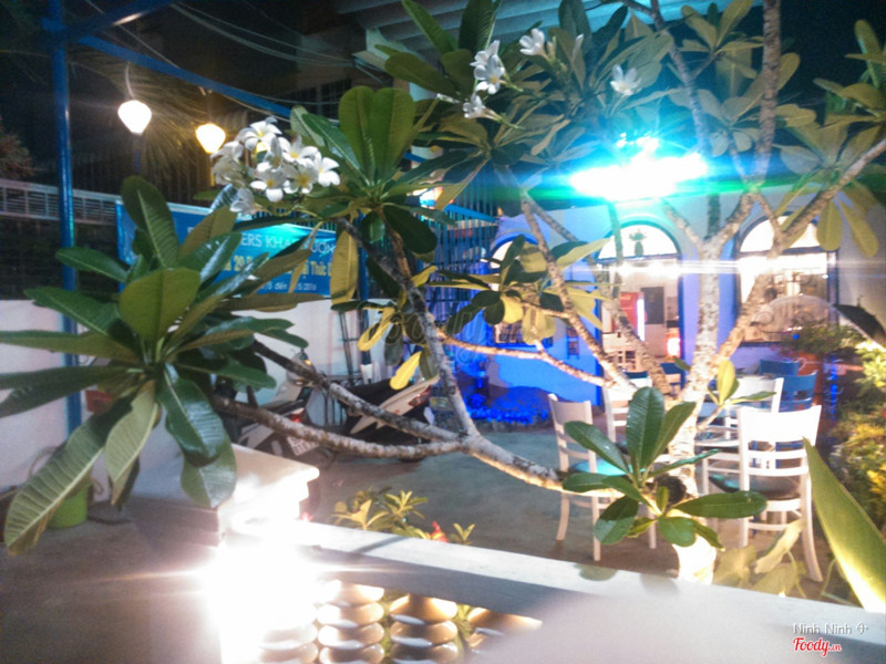 Trước sân của quán