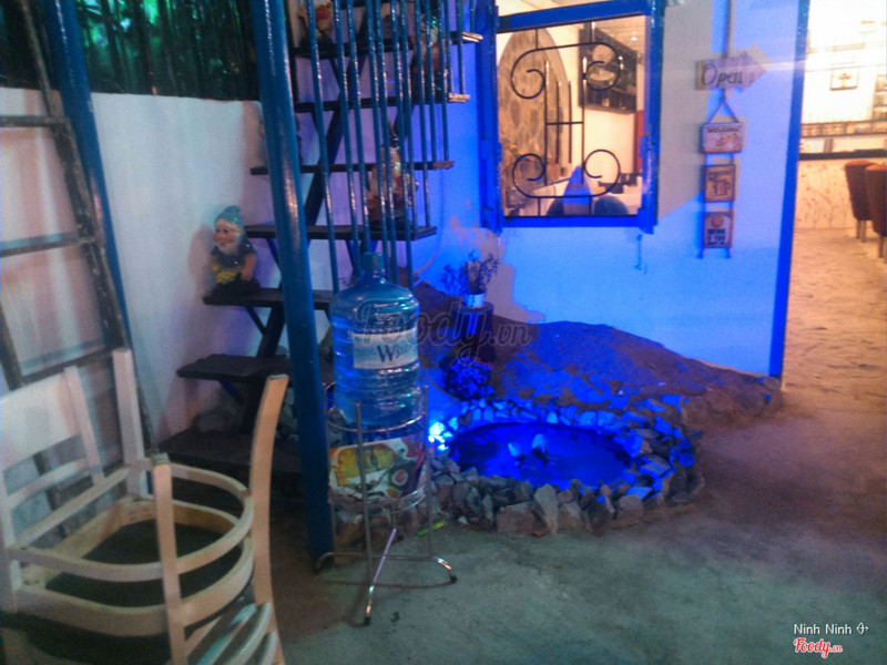 Trước sân, có 1 hồ nước nhỏ nữa nha