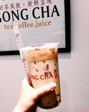 Quán tương đối sạch và sáng, tông quán màu trắng, đang có chương trình giảm giá trà sữa earl grey thạch nâu size M còn 45k, ở đây trà sữa tương đối ngon,hơi béo, trà đặc biệt gongcha vị thanh, có lớp kem phía trên mặn mặn rất ngon, uống bị ghiền ))