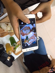 bánh ổn và ngon giá từ 17k đến 40k . nước có táo kiwi ngon , nước xoài hơi nhạt , trà đào tắc hơi ngọt . view đẹp sáng 